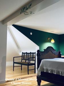 阿马兰特Quinta D`Manuel Maria- Rural Charm Houses的一间卧室配有一张床,卧室配有长凳