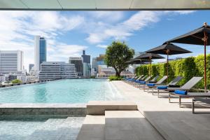 Ascott Embassy Sathorn Bangkok内部或周边的泳池