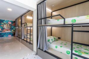 赫瓦尔Hostel Villa Skansi的带三张双层床和走廊的客房