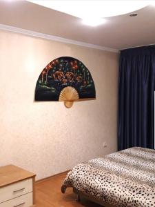 第聂伯罗пр. Александра Поля 100, центральная часть города的卧室配有一张床,墙上挂有绘画作品