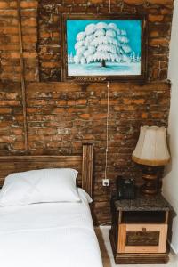 库塔伊西Hotel Verdzi的卧室配有一张床,墙上挂着一幅画