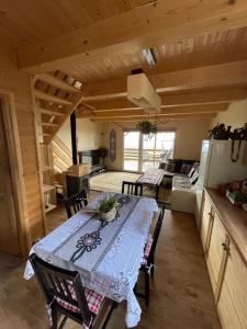 利波瓦Mały Domek & Chatka Panorama的小屋内的厨房和用餐室配有桌子