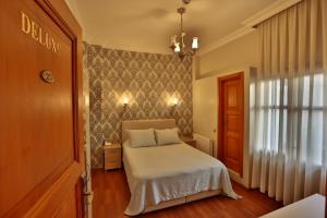 比于卡达Mimoza Butik Otel Buyukada的一间小卧室,配有床和窗户