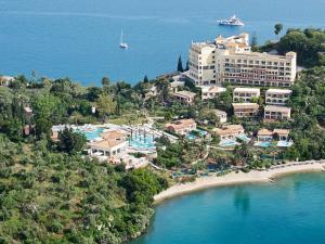科梅诺格雷科泰尔伊宫酒店的水中岛屿上度假村的空中景观