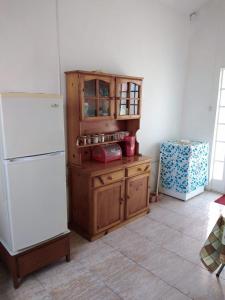 卡特勒博尔纳Ken Villa的厨房配有冰箱旁的木制橱柜