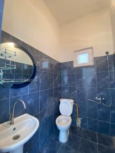 卡瓦拉提Resort In Gonio的蓝色瓷砖浴室设有卫生间和水槽