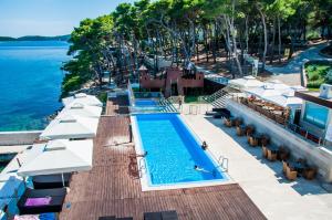 博扎瓦马克西姆酒店的享有度假村游泳池的顶部景致