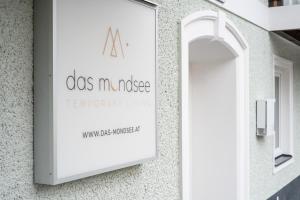 蒙德塞das mondsee的建筑物一侧的标志