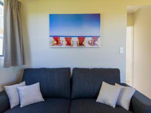 Sandy Doorstep - Whangamata Beachfront Apartment的休息区