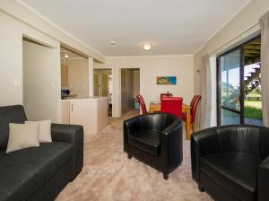 Sandy Doorstep - Whangamata Beachfront Apartment的休息区