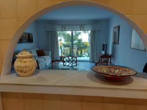 卡拉德米哈斯Miraflores Resort的客厅的拱门,在台面上放两个花瓶