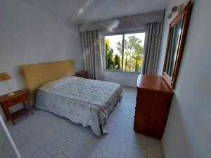 卡拉德米哈斯Miraflores Resort的一间小卧室,配有床和窗户