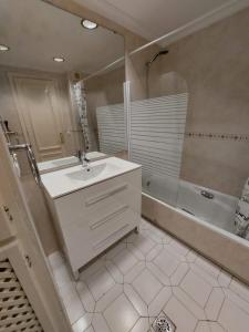 卡拉德米哈斯Miraflores Resort的一间带水槽和淋浴的浴室