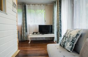 萨拉济sur la route du voile meublé hibiscus的客厅配有电视和白色沙发。