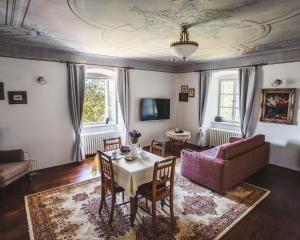 捷克克鲁姆洛夫Villa Waldhaus的客厅配有桌子和沙发