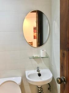 拉瓦格Nord House Laoag的一间带水槽和镜子的浴室