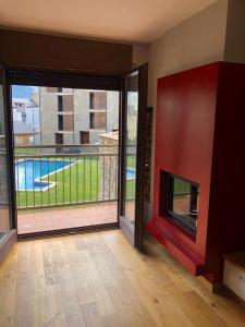 索特Precioso apartamento con piscina, ideal familias!的带壁炉的客厅和阳台。