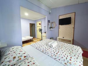 古晋Merdeka Guest House 2的一间卧室设有一张床和蓝色的墙壁