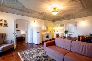 捷克克鲁姆洛夫Villa Waldhaus的带沙发的客厅和厨房