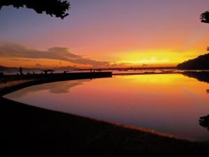 蓝梦岛塔默林德海滩平房酒店的日落在水面上