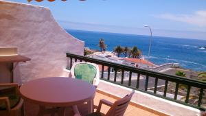 圣地亚哥港Prime Homes - Tijoco Apartment”的一个带桌椅的海景阳台