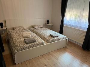 Ščitarjevo4 STARS ROOMS Near Airport的一间卧室配有一张带两个枕头的床