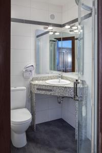 朗巴克欧海姆巴赫酒店的一间带水槽、卫生间和镜子的浴室
