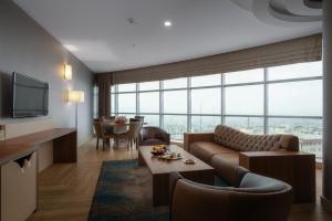 苏莱曼尼亚Titanic Hotel & SPA的客厅配有沙发和桌子