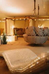 斯维诺乌伊希切Hotel & Spa Trzy Wyspy的带沙发和挂椅的客厅