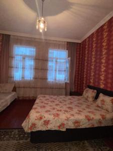 卡瓦拉提Resort In Gonio的一间卧室设有一张床和两个窗户。