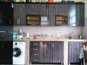 卡瓦拉提Resort In Gonio的厨房配有洗衣机和洗衣机。
