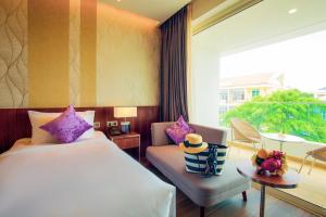 富国富国贝壳酒店及Spa的酒店的客房 - 带一张床、椅子和窗户