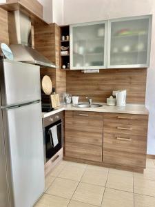 切尔诺莫雷茨Апартамент в комплекс Свети Никола плаж Градина的厨房配有白色冰箱和水槽