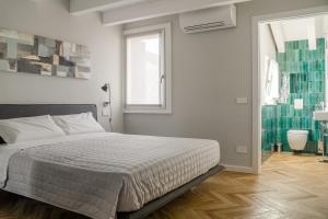 维罗纳HomeThirtyFour的白色的卧室设有床和窗户