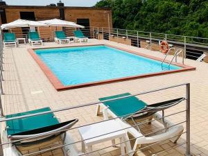 佩鲁贾乔威聂伊爵士阿列酒店的一个带椅子的大型游泳池