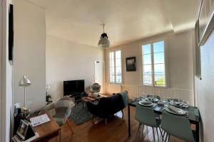 勒阿弗尔"L'amarrage" 2 chambres Perret Pleine Vue Mer的客厅设有餐桌和椅子