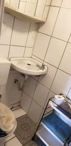 克雷费尔德MA-A2 Single Wohnung的一间带水槽和卫生间的浴室