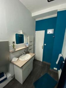 勒阿弗尔"L'amarrage" 2 chambres Perret Pleine Vue Mer的一间带水槽和蓝色墙壁的浴室