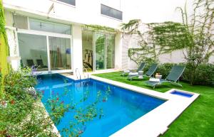 布宜诺斯艾利斯Boutique Suites Palermo的一座房子的院子内的游泳池