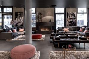 柏林Hotel AMANO Rooms & Apartments的带沙发和壁炉的客厅