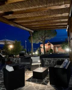 莱万托La Vignana - 5 Terre的带沙发和桌椅的天井。