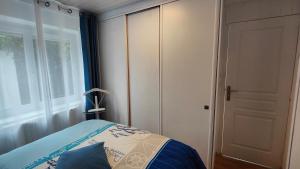 布里夫拉盖亚尔德Le Petit Paradis的一间卧室设有一张床和一个大窗户