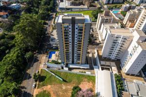 普雷图河畔圣若泽Condomínio Residencial Unique Residence - São José do Rio Preto的城市空中景观高楼