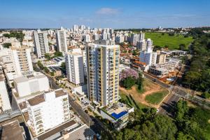 普雷图河畔圣若泽Condomínio Residencial Unique Residence - São José do Rio Preto的城市空中景观高楼