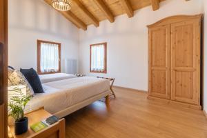 马尔孔Agriturismo Fondo Gioconda的一间卧室配有一张床,铺有木地板