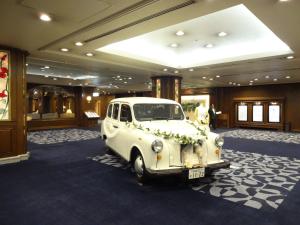 宇都宫东日本宇都宫酒店的一辆白色的汽车停在一个花房里