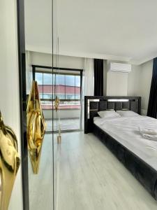 BostancıShahin Golden Hotel l الصقر الذهبي…的一间卧室设有一张床和一个玻璃门