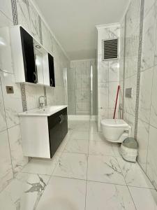 BostancıShahin Golden Hotel l الصقر الذهبي…的白色的浴室设有水槽和卫生间。