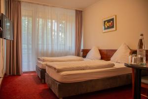斯图加特埃菲酒店的酒店客房设有两张床和窗户。