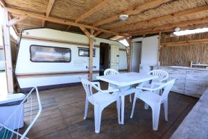 索佐波尔Каравани на плаж Златна Рибка Созопол的厨房配有桌椅和